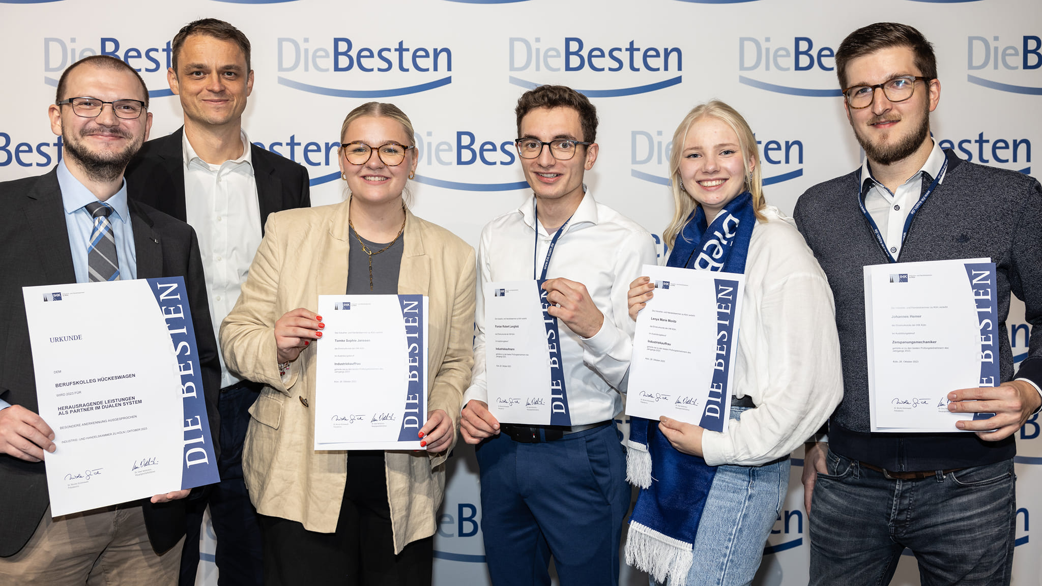 Bestenehrung der IHK Köln mit Schülern des Berufskollegs Hückeseagen