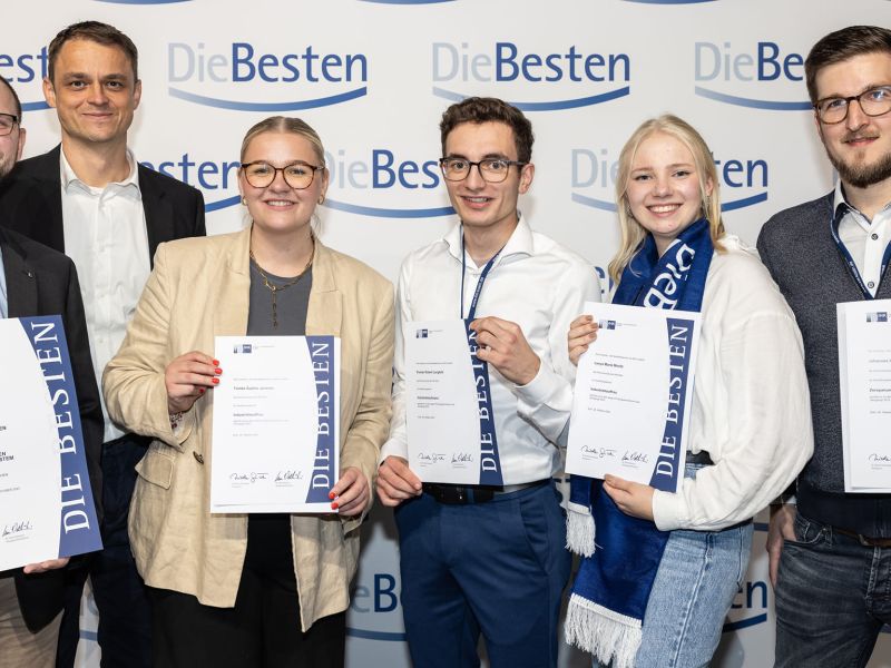 Bestenehrung der IHK Köln mit Schülern des Berufskollegs Hückeseagen